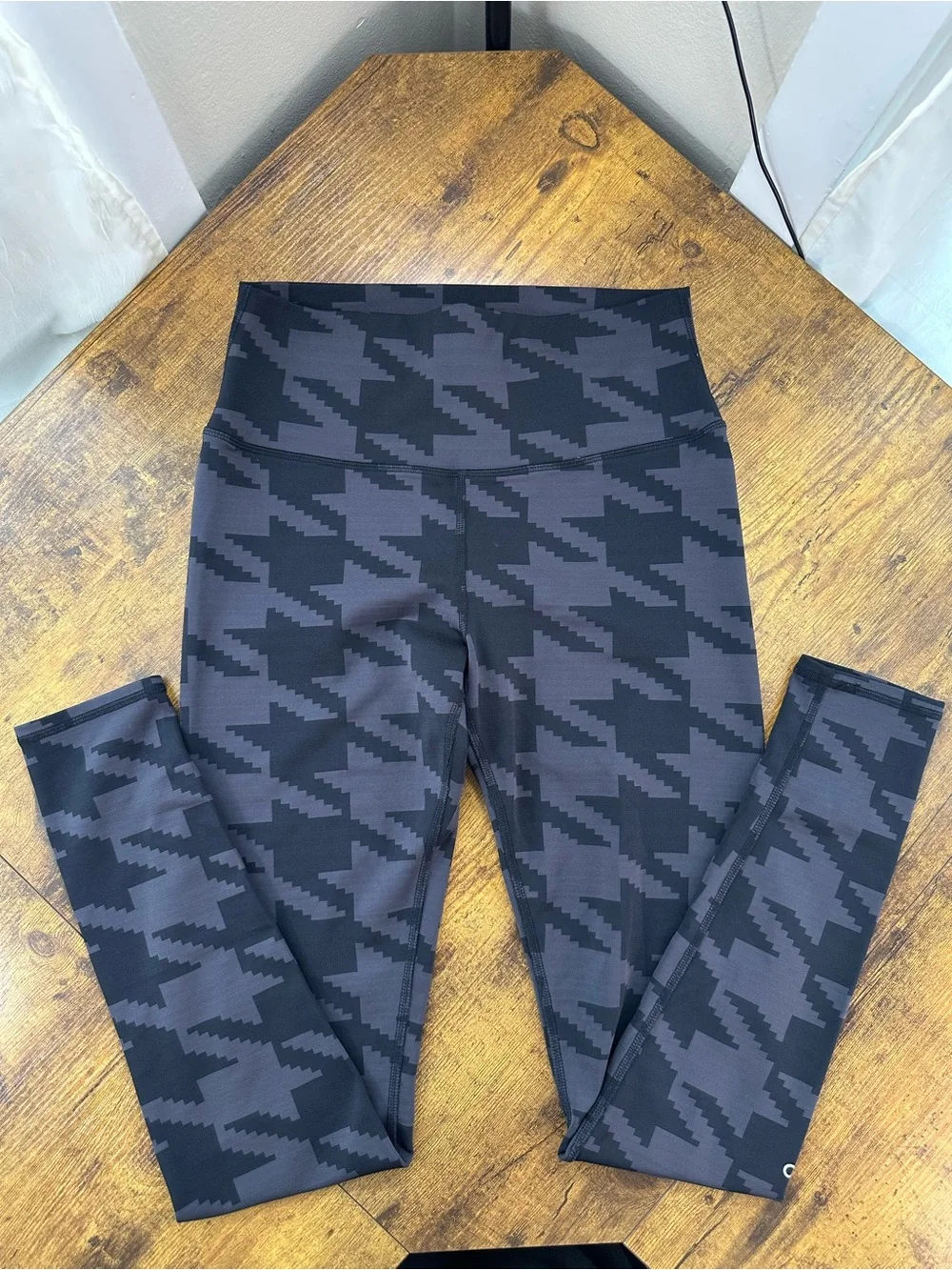 ALO Yoga High Rise Gray and Black Houndstooth Print Airbrush Leggings, Large